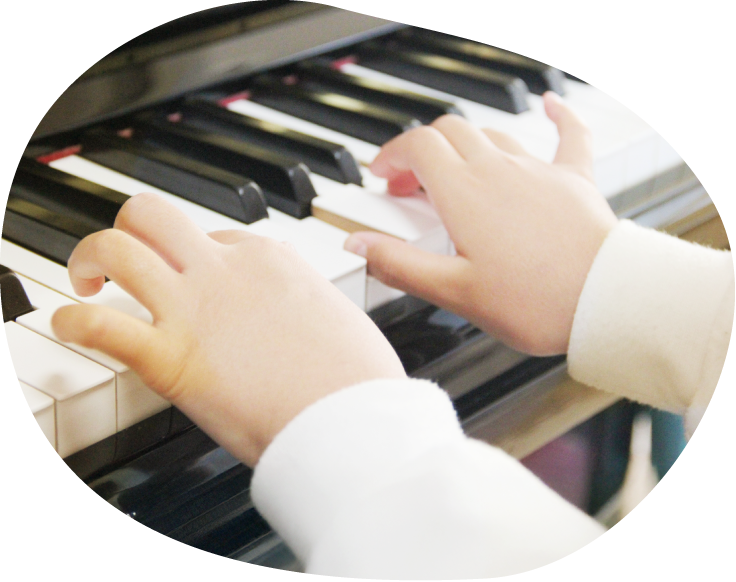 鍵盤と子供の手