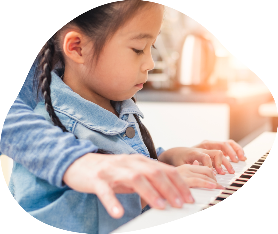 ピアノを弾く子供